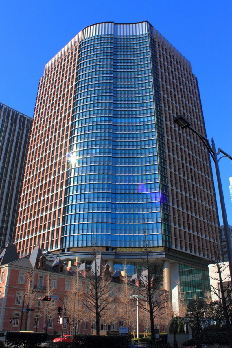 อาคาร Marunouchi Park Building อิฐแดงตึกสูงด้านหลัง Brick Square ใจกลางย่านธุรกิจ