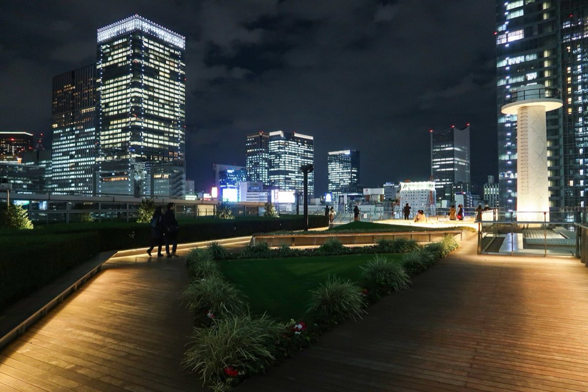ดาดฟ้าชั้น 6 KITTE Garden ยามค่ำคืน มองเห็นสถานีโตเกียวอิฐแดงเต็มเฟรม